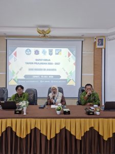 SMK NEGERI 20 JAKARTA Kegiatan: 9 – 10 Juli 2026 📌 Informasi Umum Kegiatan Rapat Kerja Tahunan Guru dan Tenaga Kependidikan SMK Negeri 20 Jakarta telah dilaksanakan pada hari Kamis, 9 Juli hingga Jumat, 10 Juli 2026 di ruang rapat utama sekolah, Cilandak Jakarta Selatan. Kegiatan ini menjadi momen penting untuk menyusun rencana kerja, menyelaraskan program, dan mempersiapkan segala hal demi kelancaran proses pendidikan pada Tahun Pelajaran 2026–2027. 🎯 Tujuan Kegiatan 1. Menetapkan visi, misi, dan program kerja sekolah yang selaras dengan kebutuhan dunia industri serta pengembangan karakter siswa. ​ 2. Menyusun kurikulum berbasis industri untuk seluruh jurusan (Perkantoran, Akuntansi, Rekayasa Perangkat Lunak, dan jurusan lainnya). ​ 3. Membagi tugas, wewenang, serta target kinerja bagi seluruh guru dan tenaga kependidikan. ​ 4. Merencanakan peningkatan kompetensi pendidik, sarana prasarana, serta kemitraan dengan dunia usaha dan dunia industri. ​ 5. Menyelaraskan langkah pencapaian tujuan sekolah menjadi lembaga pendidikan yang unggul, mandiri, berkarakter, dan peduli lingkungan.