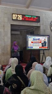 Pada hari Sabtu, 11 Juli 2026, SMK Negeri 20 Jakarta melaksanakan kegiatan Sosialisasi Masa Pengenalan Lingkungan Sekolah (MPLS) 2026 di ruang utama sekolah. Kegiatan berlangsung sejak pagi hari pukul 07.26 WIB, dengan suasana yang tenang, hangat, dan penuh harapan bagi seluruh peserta didik baru. Kegiatan ini mengusung tema “MPLS yang Ramah, Aman, dan Nyaman”, serta berfokus pada tujuan utama: Menanamkan Karakter, Literasi Digital, dan Budaya Positif bagi siswa baru. Dalam penyampaiannya, narasumber menjelaskan secara rinci tentang tata tertib sekolah, budaya nilai luhur, fasilitas yang tersedia, serta berbagai program unggulan yang ada di SMK Negeri 20 Jakarta—mulai dari jurusan unggulan hingga kegiatan pengembangan potensi siswa. Penyelenggaraan sosialisasi ini menjadi langkah awal agar siswa baru merasa diterima, terlindungi, dan siap beradaptasi dengan lingkungan sekolah tanpa rasa takut atau cemas. Seluruh rangkaian dirancang untuk menciptakan suasana yang akrab antar sesama siswa, guru, dan tenaga kependidikan, sehingga MPLS menjadi momen menyenangkan sebagai fondasi awal perjalanan pendidikan mereka. Semoga kegiatan ini menjadi awal yang indah, penuh semangat, dan membawa keberhasilan bagi seluruh siswa baru SMK Negeri 20 Jakarta!